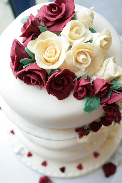 red and white roses wedding cake This stunning photo is almost as gorgeous