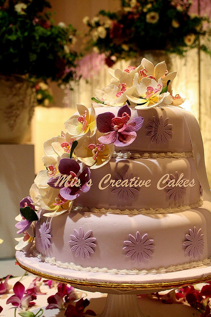 Then I stumbled upon this gorgeous Orchid inspired Lilac Wedding Cake