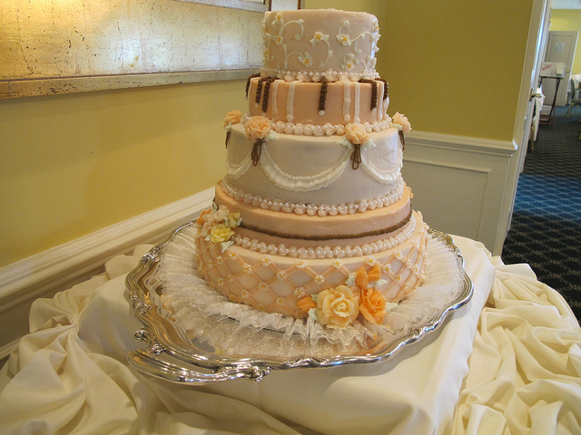 For most of us weddings are all about the sweet and the pretty This cake 