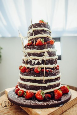 naked cake with strawberries