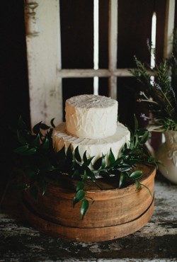white-and-ivy-cake