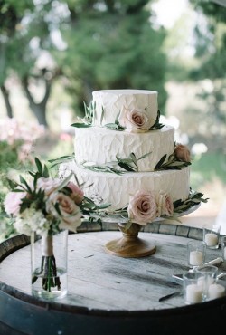 rustic-cake-with-roses
