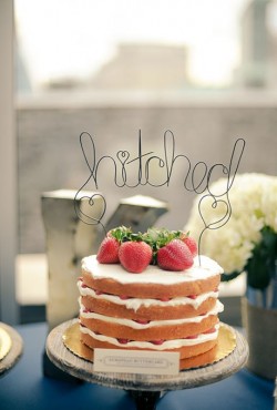 naked cakewith strawberries