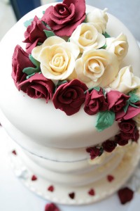 red and white roses wedding cake