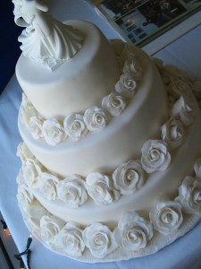white roses wedding cake